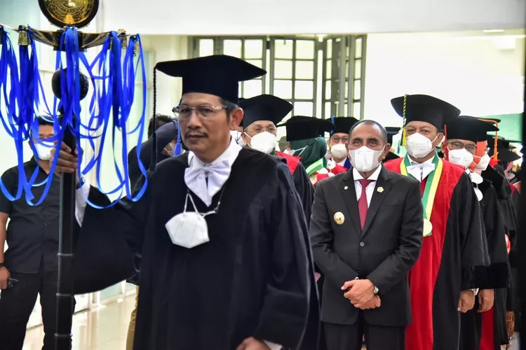Gubernur Sumut Edy Rahmayadi menghadiri acara Pengukuhan Guru Besar Universitas Sumatera Utara (USU) di Gedung Auditorium USU, Jalan dr Mansyur Medan, Kamis (12/5/2022). Adapun para guru besar yang dikukuhkan yakni, Prof. Ir. Nurlisa Ginting, M.Sc., Ph.D., IPM pada Fakultas Teknik dan Prof. Dr. dr. Noni Novisari Soeroso, M. Ked(Paru)., Sp.P(K) pada Fakultas Kedokteran, serta Prof. Rikson Asman Fertiles Siburian, S. Si. , M. Si., Ph.D pada Fakultas Matematika dan Ilmu Pengetahuan Alam. (Foto Dinas Kominfo Provinsi Sumut : Veri Ardian)   