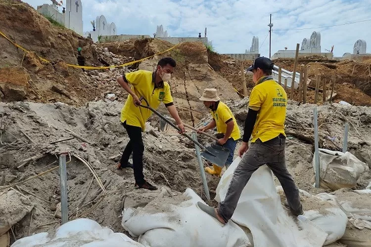 Cegah Longsor Terulang, Dinas PU Medan Bangun Tanggul Setinggi 6 Meter di TPU Kristen Simalingkar B