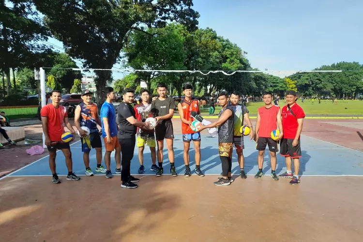 Ketua SMSI Binjai-Langkat kanan memberikan Bola Voli, Net Voli. Disisi Kiri Sekjen SMSI Binjai-Langkat memberikan Bola Kaki kepada Atlet Binjai-Langkat.