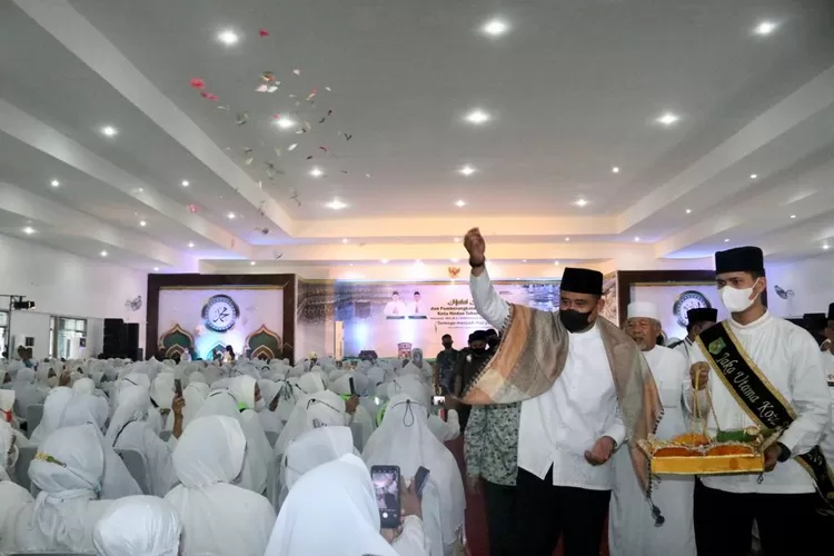 Tepungtawari 1.077 Calhaj, Bobby Nasution Harapkan Jemaah Haji Doakan Medan Jadi Kota yang Berkah