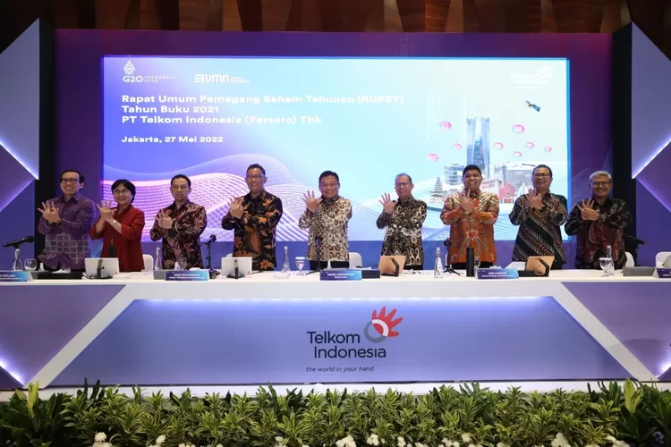 Direktur Utama Telkom Ririek Adriansyah (tengah), Direktur Digital Business M. Fajrin Rasyid (paling kiri), Direktur Consumer Service FM Venusiana R (kedua dari kiri), Direktur Enterprise & Business Service Edi Witjara (ketiga dari kiri), Direktur Wholesale & Internasional Service Bogi Witjaksono (keempat dari kiri), Direktur Network & IT Solution Herlan Wijanarko (paling kanan), Direktur Strategic Portfolio Budi Setyawan Wijaya (kedua dari kanan), Direktur Human Capital Management Afriwandi (ketiga dari kanan), Direktur Keuangan & Manajemen Risiko Heri Supriadi (keempat dari kanan). Sepanjang tahun 2021, Telkom mencatat kinerja keuangan dan operasional solid dan memuaskan.