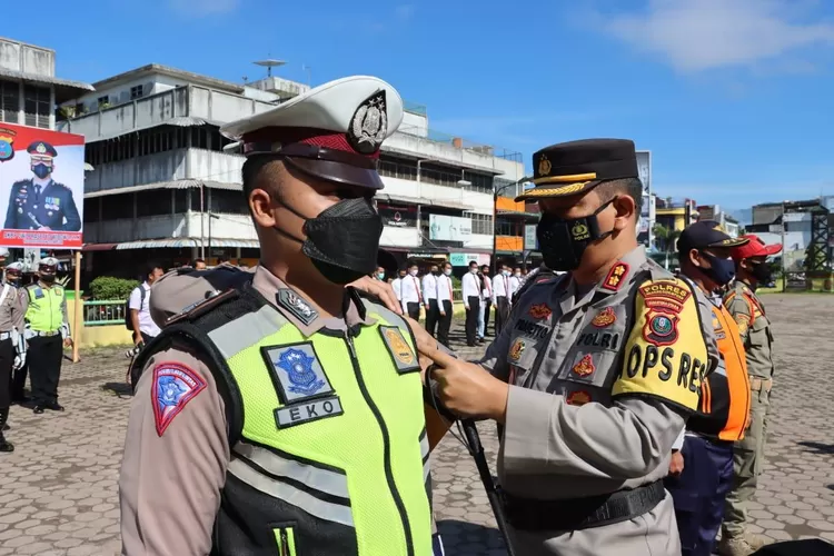 Kapolres Padang Sidempuan AKBP Dwi Prasetyo Wibowo SIK menyematkan pita tanda operasi kepada perwakilan pasukan pada apel gelar pasukan Operasi Patuh Toba 2022 di Halaman Bolak Padang Nadimpu Kota Padang Sidempuan, Senin (13/6/2022). (Foto : Realitasonline/Riswandy)