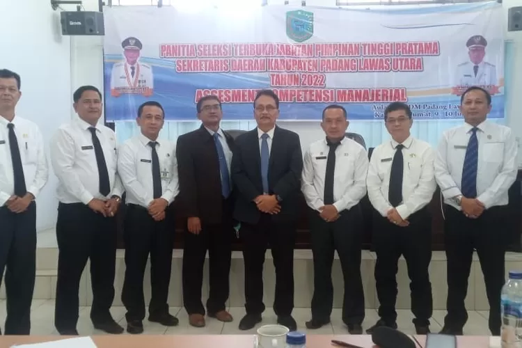 Peserta lelang jabatan Sekretaris Daerah berfoto bersama assesor usai mengikuti tes kompetensi manajerial, Jumat (10/06). (Realitasonline/ASR)