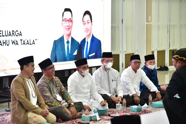 Gubernur Sumatera Utara (Sumut) Edy Rahmayadi melakukan doa bersama dengan Paguyuban Wargi Sunda (PWS) Sumut untuk anak Ridwan Kamil, Emmeril Khan Mumtadz di Aula Tengku Rizal Nurdin, Rumah Jabatan Gubernur Sumut, Jalan Sudirman Medan, Kamis (2/6/2022). Diketahui bahwa anak sulung Gubernur Jawab Barat Ridwan Kamil hilang terbawa arus Sungai Aare di Swiss, Kamis (26/5/2022) lalu dan hingga hari ini Emmeril Khan Mumtadz masih belum ditemukan dan pencarian masih terus dilakukan. (Foto Dinas Kominfo Provinsi Sumut : Veri Ardian)