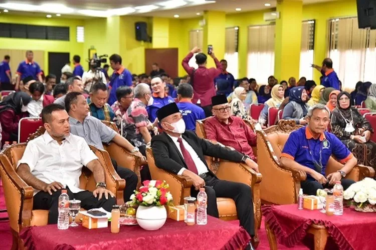 Gubernur Sumatera Utara (Sumut) Edy Rahmayadi bersama Wakil Gubernur Sumut Musa Rajekshah menghadiri acara Pelantikan Pengurus Ikatan Alumni Mahasiswa Fakultas Ekonomi Universitas Islam Sumut (IKA FE-UISU) Periode 2022-2026 di Gedung Auditorium UISU Lantai 3, Jalan Sisingamangaraja Medan, Sabtu (18/6/2022). Pada kesempatan itu juga diserahkan Kartu Tanda Anggota (KTA) IKA FE-UISU kepada Ketua Tim Penggerak Pemberdayaan dan Kesejahteraan Keluarga Provinsi Sumut  Nawal Lubis yang merupakan Alumni dari Fakultas Ekonomi UISU. (Foto Dinas Kominfo Provinsi Sumut, @Realitasonline.id)