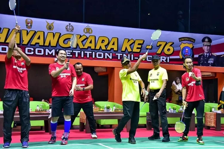 Gubernur Sumatera Utara Edy Rahmayadi bersama Panglima Komando Daerah Militer (Pangdam) I/Bukit Barisan Mayjen TNI Achmad Daniel dan Kapolda Sumut Irjen Pol RZ Panca Putra Simanjuntak menghadiri acara pembukaan Turnamen Badminton dalam rangka Hari Ulang Tahun (HUT) Bhayangkara dan HUT Kodam I/BB di Lapangan Persatuan Badminton Seluruh Indonesia (PBSI) Sumut, Jalan Gedung PBSI, Kenangan Baru, Kecamatan Percut Seituan, Kabupaten Deliserdang, Selasa (21/6/2022). (Dinas Kominfo Provinsi Sumut/ @Realitasonline.id)