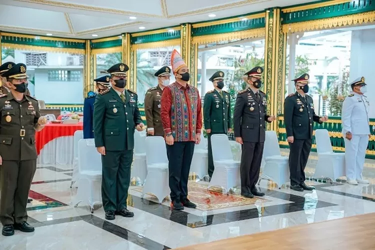Jokowi Kenakan Pakaian Adat Ende, Bobby Pakai Baju Toba di Hari Lahir Pancasila
