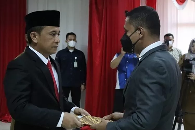 Foto: Bupati Paluta Andar Amin Harahap SSTP MSi saat melantik Sekdakab Paluta Patuan Rahmat Syukur P Hasibuan SSTP MSi di Aula kantor Bupati Paluta, Senin (11/07)(Realitasonline.id/ASR)