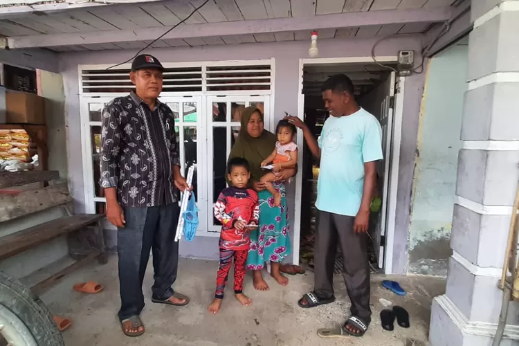 Keuchik dan Panitia Santunan Anak Yatim Ujung Karang serahkan biaya pakaian ke rumah anak yatim/yatimah.(realitasonline.id/zulmas)