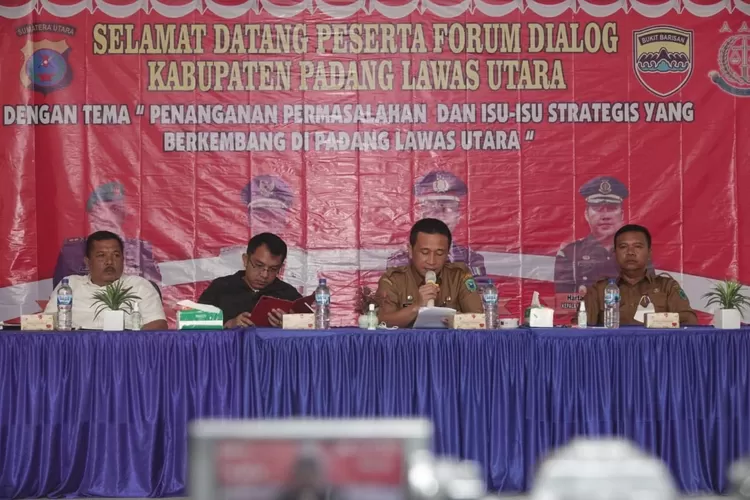Badan Kesbangpol Paluta mengadakan Forum Dialog Kabupaten Paluta dengan tema ‘Penanganan permasalahan dan isu-isu strategis yang berkembang di Paluta’ di aula Cafe Keluarga, Selasa (12/07).(REALITAS/AKHIR S RAMBE).