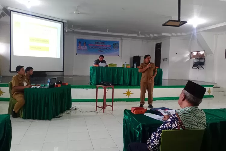 Kepala Dinas PMD Paluta Yusuf MD Hasibuan saat menyampaikan pemaparan pada kegiatan sosialisasi Pilkades beberapa waktu lalu.(REALITAS) 