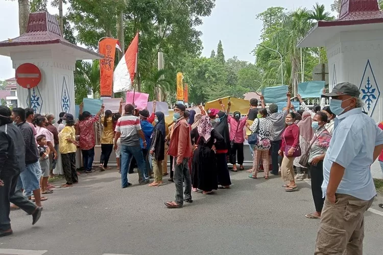 Demo warga Desa Perdamean di depan pintu gerbang Kantor Bupati Deli Serdang. (Ist)