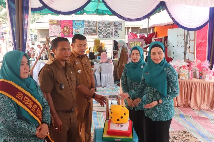 Ketua TP PKK Paluta Ny Ade Aan Rostiani Andar Harahap menyerahkan menyerahkan BKB Kit Stunting saat mengunjungi desa Tangga-Tangga Hambeng bersama TPPS Kabupaten Paluta, Selasa (23/08)(REALITAS) 