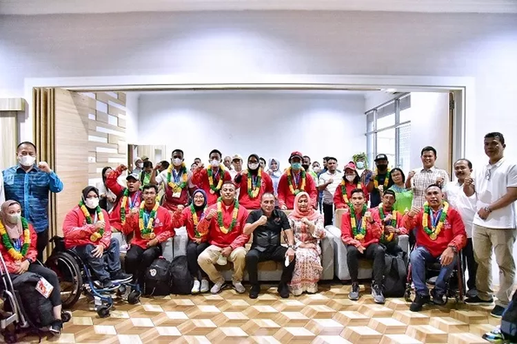 Edy Rahmayadi bersama Nawal Lubis menyambut kedatangan para Atlet Sumut yang mewakili Indonesia pada ajang Asean Para Games di Ruang VIP Bandar Udara Internasional Kualanamu/ Realitasonline.id
