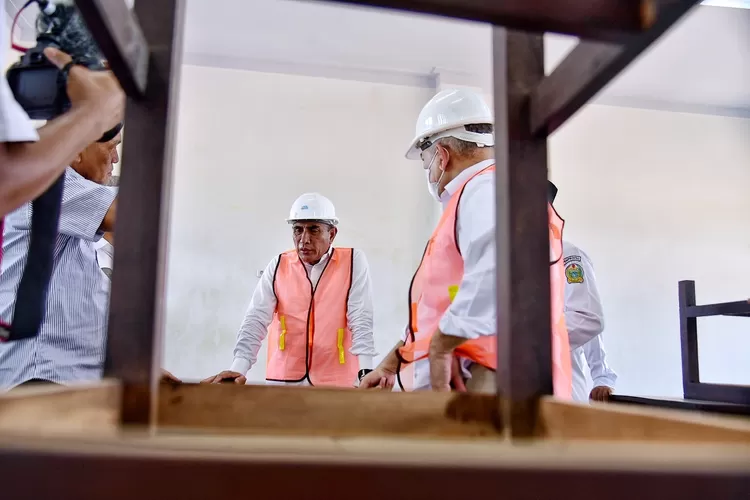 Gubernur Sumatera Utara (Utara) Edy Rahmayadi meninjau pembangunan Sekolah Menengah Atas (SMA) Plus Langkat di Kampung Lama, Kecamatan Besitang, Kabupaten Langkat, Rabu (10/8/2022). (Foto Dinas Kominfo Provinsi Sumut )