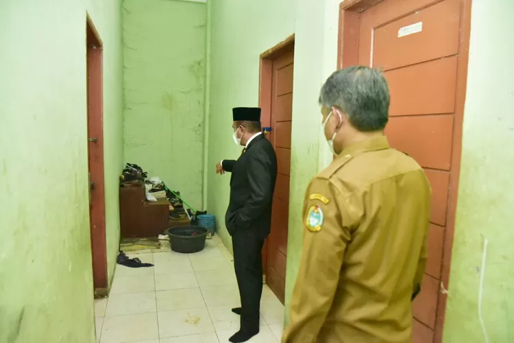 Gubernur Sumatera Utara (Sumut) Edy Rahmayadi didampingi Ketua Tim Penggerak (TP) Pemberdayaan Kesejahteraan Keluarga (PKK) Sumut Nawal Lubis melakukan kunjungan sosial, dan meninjau langsung kondisi sarana prasarana Panti Asuhan Ade Irma Suryani yang terletak di Jalan Cik Ditiro Medan,  Senin (15/8).  (Foto Dinas Kominfo Provinsi Sumut 