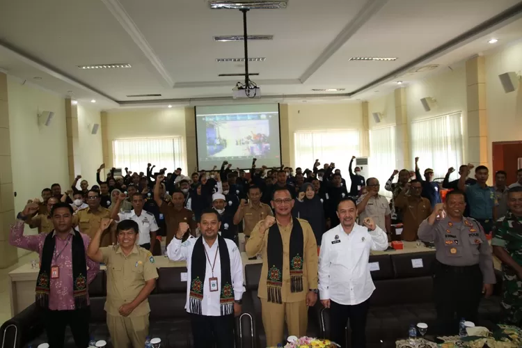 Sekda Aceh Selatan Membuka Sekolah Lapang Cuaca Nelayan (SLCN), Selasa (30/8/2022).(realitasonline.id/zulmas)