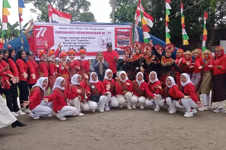 Peserta lomba senam foto bersama dengan lurah serta ketua TP PKK Kelurahan Sei Sikambing B. (Ist)