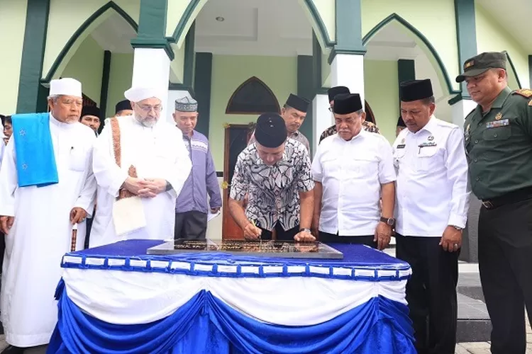 Wakil Gubernur Sumatera Utara Musa Rajekshah yang juga Ketua Yayasan Haji Anif (YHA) meresmikan Masjid Al Musannif Al Amin di Jalan Besar Tanjung Selamat, Dusun 1A, Gang Mushollah, Kecamatan Sunggal, Kabupaten Deliserdang, Rabu (24/8)