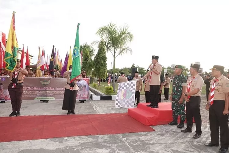 Foto: Sekdakab Paluta Patuan Rahmat Syukur P Hasibuan melepas Kirab Tangkal Napza Gerakan Pramuka Kwartir Daerah (Kwarda) Sumatera Utara (Sumut) Tahun 2022 dari Kabupaten Paluta di depan kantor Bupati Paluta, Senin (19/09)