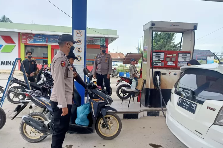 Personil Polsek Indrapura sedang melakukan pengamanan di SPBU Suka Raja. (Photo:Realitasonline/H.Guntur Sinaga).
