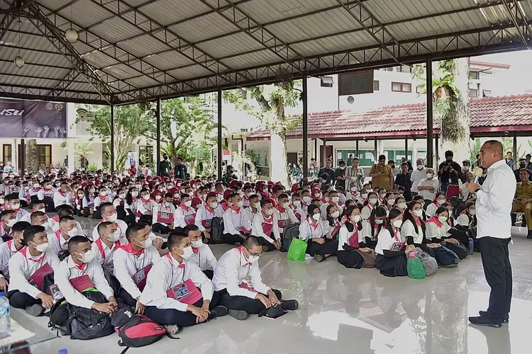 Gubernur Sumatera Utara (Sumut) Edy Rahmayadi memberikan motivasi kepada para mahasiswa  baru pada Fakultas Hukum Universitas Sumatera Utara (USU) di Pendopo Fakultas Hukum,   Jalan Universitas Medan, Selasa (6/9/2022). (Foto Dinas Kominfo Provinsi Sumut )