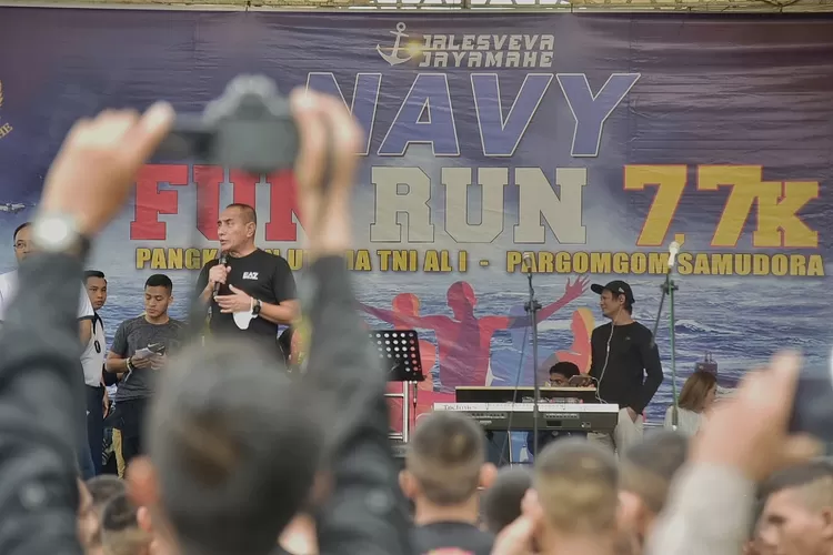 Gubernur Sumatera Utara (Sumut) Edy Rahmayadi melepas peserta Fun Run 7,7 K  di Pangkalan Utama Tentara Nasional Indonesia Angkata Laut (TNI AL) I Belawan, Minggu (11/09/2022). Kegiatan  ini  merupakan  rangkaian HUT ke-77 TNI AL. (DISKOMINFO SUMUT)