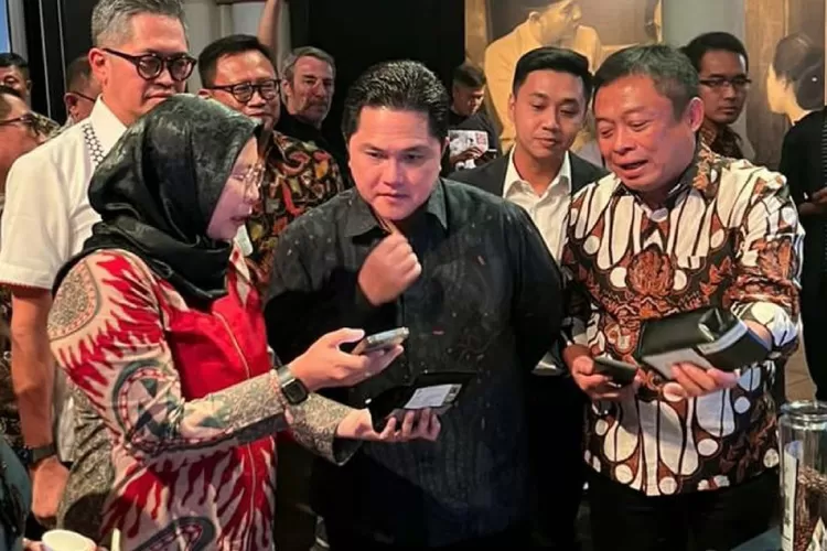 Menteri BUMN RI Erick Thohir (tengah) didampingi oleh Direktur Utama Telkom Ririek Ardiansyah (kanan) melihat demo fitur Agree Traceability yang dipaparkan oleh Tim Sinergi Telkom (kiri) pada Acara Pasar Kopi di Amsterdam, Belanda.