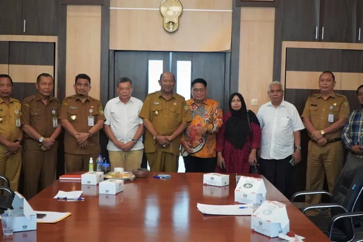 Plt Bupati Langkat H Syah Afandin menerima audiensi Pengurus Serikat Perusahaan Pers (SPS) Sumut di ruang rapat Kantor Bupati Langkat, Senin(12/9/2022). (Ist)