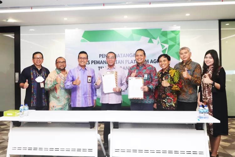 Direktur Bisnis dan Syariah Bank Sumut Irwan (ketiga dari kiri) dan Executive Vice President Divisi Enterprise Service Telkom Teuku Muda Nanta (keempat dari kanan) berfoto bersama usai penandatanganan Perjanjian Kerja Sama tentang Pemanfaatan Platform Agree Telkom-Bank Sumut yang disaksikan oleh Direktur Utama Bank Sumut Rahmat Fadillah Pohan (keempat dari kiri) di Telkom Landmark Tower Jakarta (19/8). (Ist)