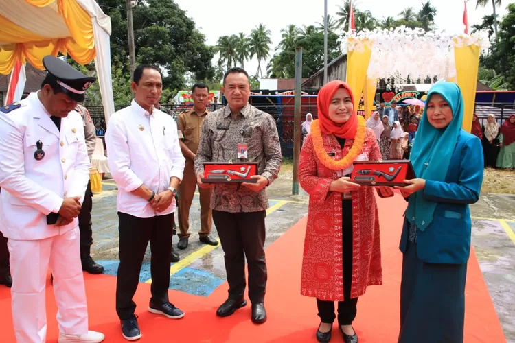 Bupati Aceh Selatan, Tgk Amran serahkan cenderamata kepada ketua Tim Dirjen Bina Pemerintahan Desa Kemendagri, Andi Yuliar Miangsyah  Razmi berupa Rencong Batu.(realitasonline.id/zulmas)