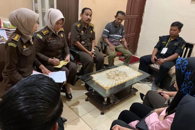 Penuntut Umum Kejari Padang Sidempuan melakukan RJ atas perkara melanggar Pasar 351 Ayat (1) KUHP, di kantor Kejari Padang Sidempuan, Selasa (11/10/2020). (Foto : Realitasonline / Riswandy)