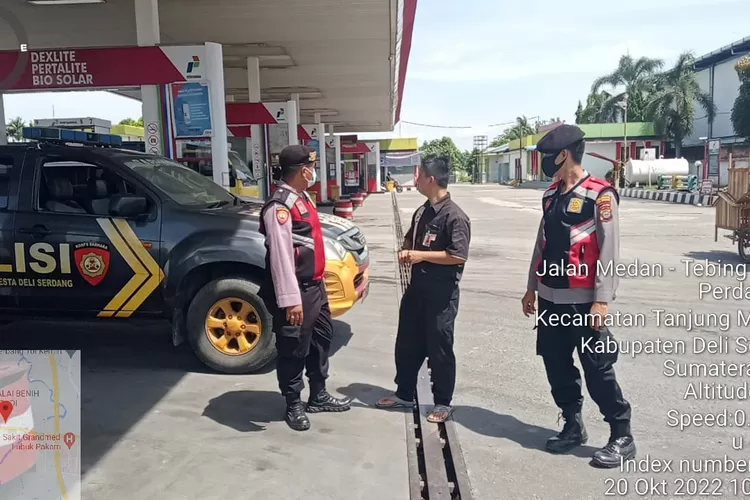 Personil Samapta Polres Deli Serdang tampak sedang melakukan monitoring BBM di SPBU. (Ist)