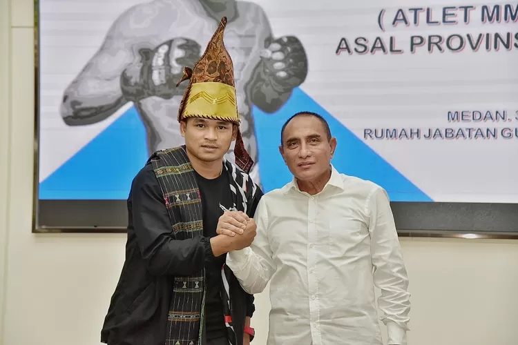 Gubernur Sumatera Utara (Sumut) Edy Rahmayadi sambut kepulangan atlet MMA berprestasi asal Sumut Jeka Saragih di Rumah Dinasnya, Jalan Sudirman Nomor 41 Medan, Senin (31/10). Pada kesempatan ini, Jeka Saragih meminta kepada Gubernur Sumut untuk membantu perbaikan jalan ke kampungya Bah Pasussang, Kecamatan Raya, Kabupaten Simalungun. (Foto/Ist)