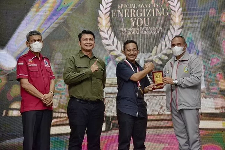 Gubernur Sumatera Utara Edy Rahmayadi menghadiri acara penganugrahan piagam penghargaan Rekor Museum Rekor-Dunia Indonesia (MURI) terkait pelaksanaan pemeriksaan Narkotika, Alkohol, Psikotropika, dan Zat Adiktif (NAPZA) terbanyak di Gedung Bright Gas PT Pertamina Patra Niaga Jalan KL Yos Sudarso Medan, Kamis (6/10/2022). Gubernur Sumut mengapresiasi langkah PT Pertamina Patra Niaga Regional Sumbagut, dalam membantu pemerintah menyelesaikan penyalahgunaan NAPZA dengan melakukan tes urin kepada seluruh karyawannya. 