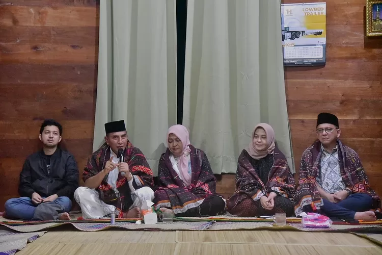 Gubernur Sumatera Utara (Sumut) Edy Rahmayadi bersama Ketua Tim Penggerak Pemberdayaan dan Kesejahteraan Keluarga (TP PKK) Sumut Nawal Lubis disambut dan diupah upah oleh tokoh-tokoh adat Mandailing di Bagas Godang, Desa Huta Godang, Kecamatan Ulu Pungkut Kabupaten Mandailingnatal, Selasa (11/10/2022).  (DISKOMINFO SUMUT)