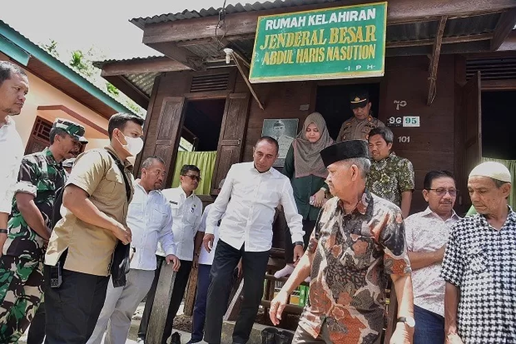 Gubernur Sumatera Utara (Sumut) Edy Rahmayadi mengunjungi kediaman Almarhum Jenderal Besar Abdul Haris Nasution di Kecamatan Kotanopan, Kabupaten Mandailing Natal, Rabu (12/10/2022). Jenderal Besar TNI   Abdul Haris Nasution adalah seorang jenderal berpangkat tinggi dan politikus Indonesia. Ia bertugas di militer selama Revolusi Nasional Indonesia dan ia tetap di militer selama gejolak berikutnya dari demokrasi Parlementer dan Demokrasi Terpimpin. 