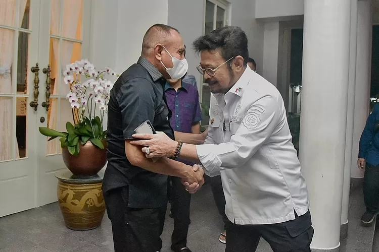    Gubernur Sumatera Utara (Sumut) Edy Rahmayadi bersama Sekretaris Daerah Provinsi (Sekdaprov) Sumut Arief Sudarto Trinugroho menerima kunjungan Menteri Pertanian Republik Indonesia, Syahrul Yasin Limpo di Rumah Dinas Gubernur Sumut, Jalan Sudirman Medan, Sabtu (22/10/2022) malam