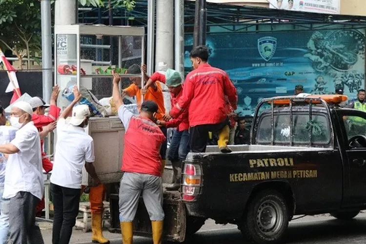 Tim Gabungan Pemko Tertibkan Bangunan Pos OKP di Medan Petisah