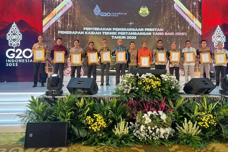 Presiden Direktur PT Agincourt Resources (PTAR), Muliady Sutio, (ketiga dari kiri) menerima penghargaan saat acara Penyerahan Penghargaan Prestasi Penerapan Kaidah Teknik Pertambangan yang baik (GMP) Tahun 2022 yang diselenggarakan Kementerian ESDM di Jakarta pada 29 September 2022. PTAR meraih empat penghargaan sekaligus di gelaran tahunan tersebut. (Realitasonline.id/Ist)