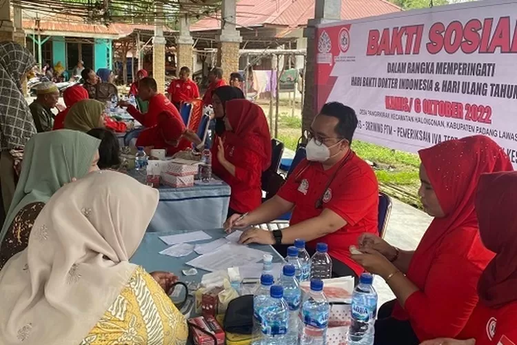 Foto: Jajaran pengurus dan anggota IDI cabang Paluta memberikan pelayanan kesehatan kepada masyarakat desa Pangirkiran, kecamatan Halongonan, Kamis (06/10). (realitasonline.id - ASR)