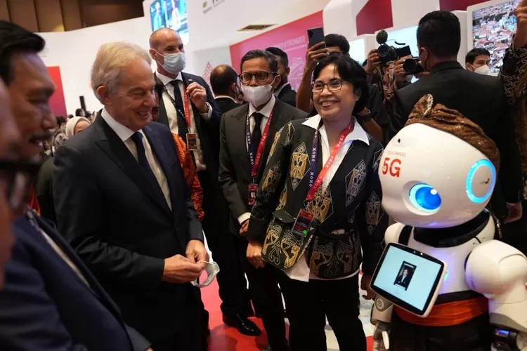 Menteri Koordinator Bidang Kemaritiman dan Investasi Luhut B. Pandjaitan, mantan Perdana Menteri Inggris Tony Blair, dan Wakil Menteri BUMN II Kartika Wirjoatmodjo saat mengunjungi booth TelkomGroup di area expo SOE International Conference 2022 yang dipaparkan oleh Direktur Consumer Service sekaligus Plt Direktur Enterprise & Business Service Telkom FM Venusiana. (Ist)