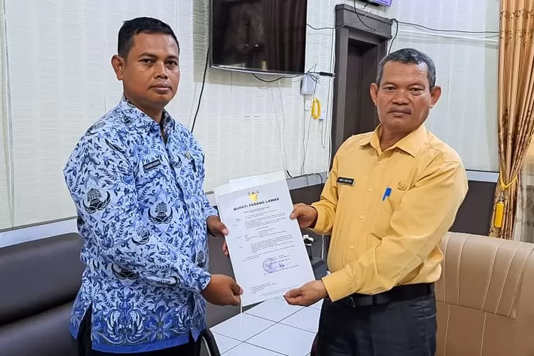 Asisten III Amir Soleh Nasution menyerahkan SK Plt Kepala BPKAD terhadap Fajaruddin Hasibuan, Kamis (10/11), ruang rapat Sekda Palas. (realitasonline/Ist)