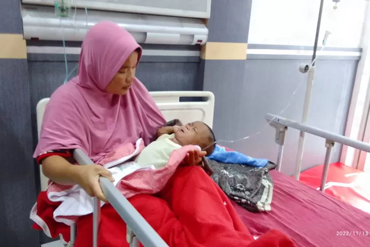 Surya Darma, bayi 10 bulan asal Agara yang lahir tanpa cangkang lutut tampak bersama ibunya di Ruang VIP RSUD Kutacane. (realitasonline/Ist)
