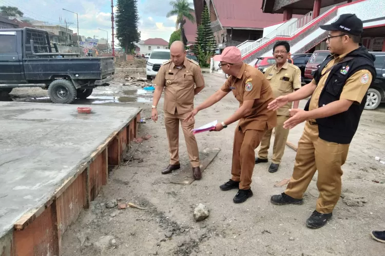 Bupati Taput Nikson Nababan didampingi Kabid Cipta Karya Goodwin Siallagan saat meninjau progress pelaksanaan pembangunan alun-alun kota di kawasan Sopo Partukkoan Tarutung. (Realitasonline.id/Alpon Situmorang)