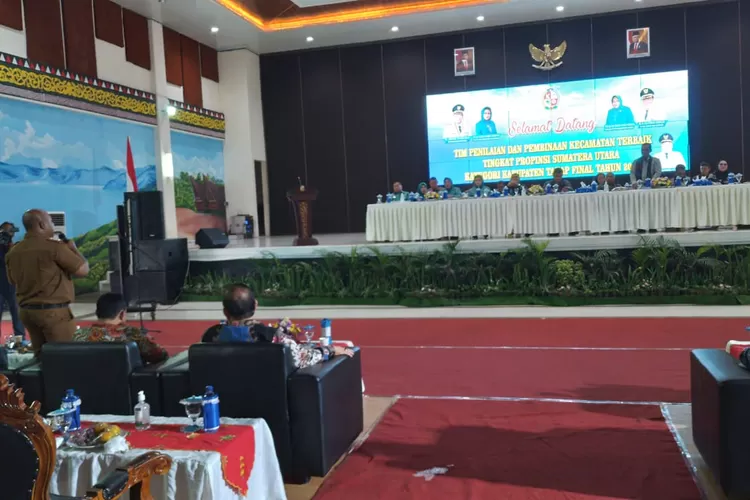 Camat Percut Sei Tuan, A. Fitriyan Syukri SSTP MSi sedang memaparkan materi dihadapan Tim Penilai Kecamatan Terbaik Tingkat Provinsi Sumatera Utara. (realitasonline/Ist)