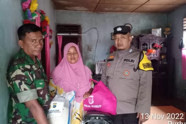 Personil Bhabinkamtibmas Polsek Batang Angkola Polres Tapsel dan personil TNI dari Babinsa Koramil Batang Angkola Kodim 0212/Tapsel, kompak secara bersama-sama menyalurkan Bansos kepada masyarakat kurang mampu dan penderita cacat di Kecamatan Angkola Muaratais, Kabupaten Tapsel, Minggu (13/11/2022). (Foto : Realitasonline / Riswandy)