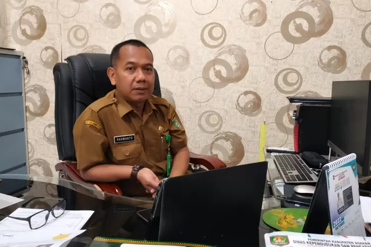 Kadis Rahmanto, saat menjelaskan terkait adanya pihak ketiga (Calo) dilokasi kantor tempat pelayanan Disdukcapil Asahan. (HS)