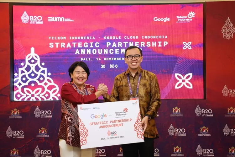 Direktur Digital Bisnis Telkom M. Fajrin Rasyid (kanan) dan Country Director Google Cloud Indonesia Megawaty Khie (kiri) pada acara Strategic Partnership Announcement antara Telkom dan Google di Nusa Dua, Bali (14/11). (Foto/Ist)