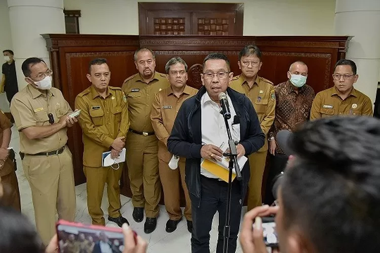Direktur Utama PT Waskita Karya Destiawan Soewardjono konferensi pers terkait proyek perbaikan jalan senilai Rp2,7 Triliun di Kantor Gubernur Sumut, Lantai 10, Jalan Diponegoro Nomor 30, Medan, Selasa (8/11).